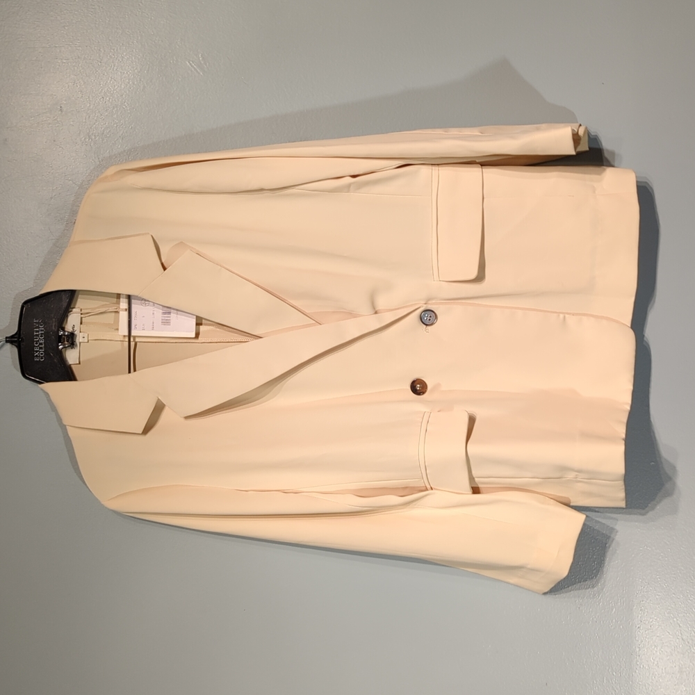 Simple Retro blazer size small cream in color